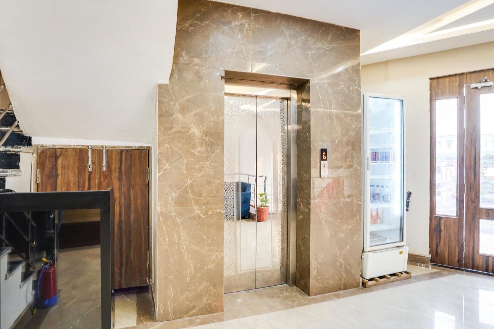 Hotel Super Townhouse The Royal Casa Ghaziabad Exterior foto